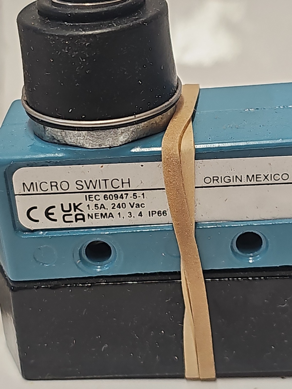 Honeywell MICRO SWITCH BZE6-2RN Limit Switch Roller Lever SPDT NEW Authentic