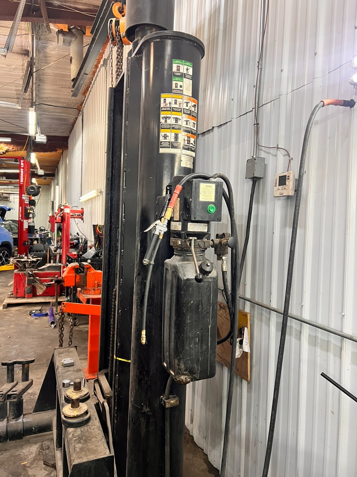 9000lb CAR/TRUCK HOIST TWINLIFT BY CHASSIS LINER W/OVERHEAD BOOM ENGINE LIFT