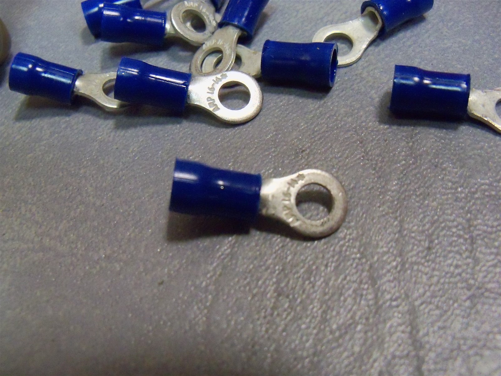Tyco 328527 Ring Terminals 16-14 AWG 4mm Insulated – Lot of 1000