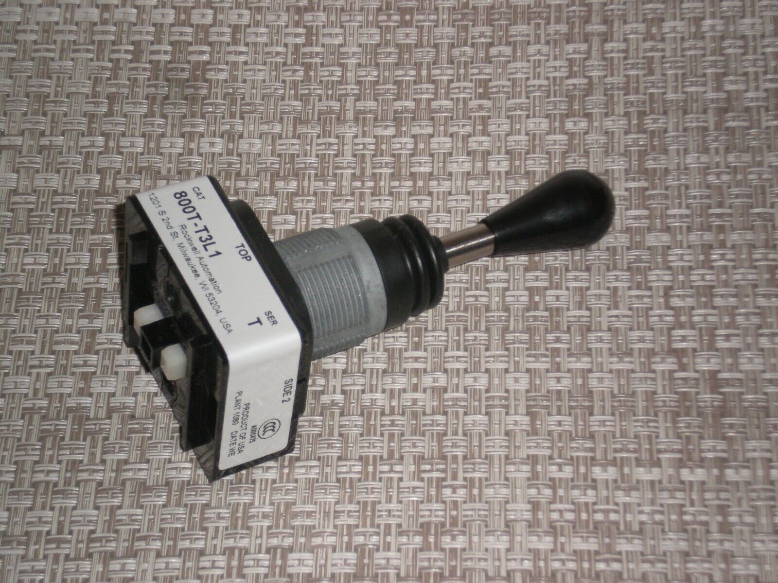 New! Allen Bradley 800T-T3L1 30mm Toggle Switch Three-Way Ser T Free Shipping