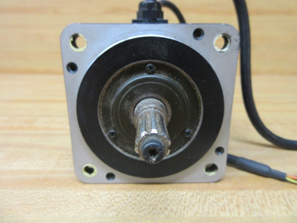 Yaskawa Electric SGMPH-02A1A-YR11 AC Servo Motor SGMPH02A1AYR11 Cracked Body