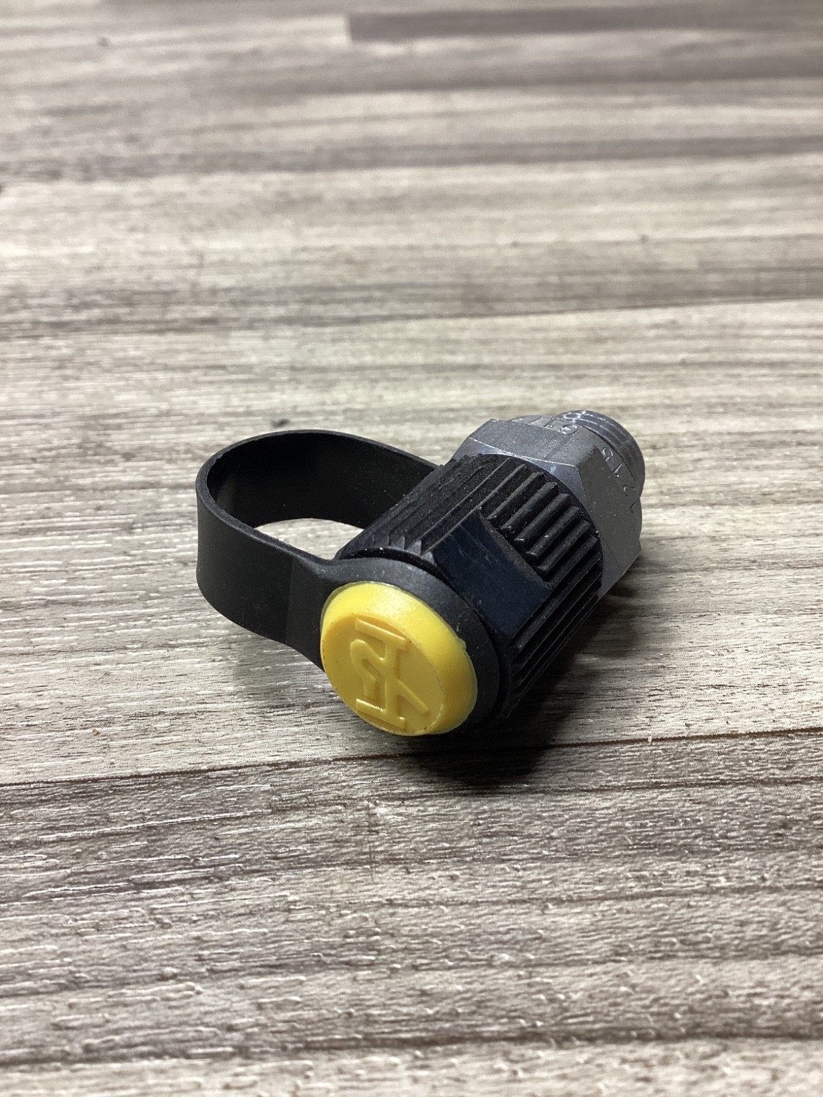 Camozzi Flow Control Valve G1/4 #123N79
