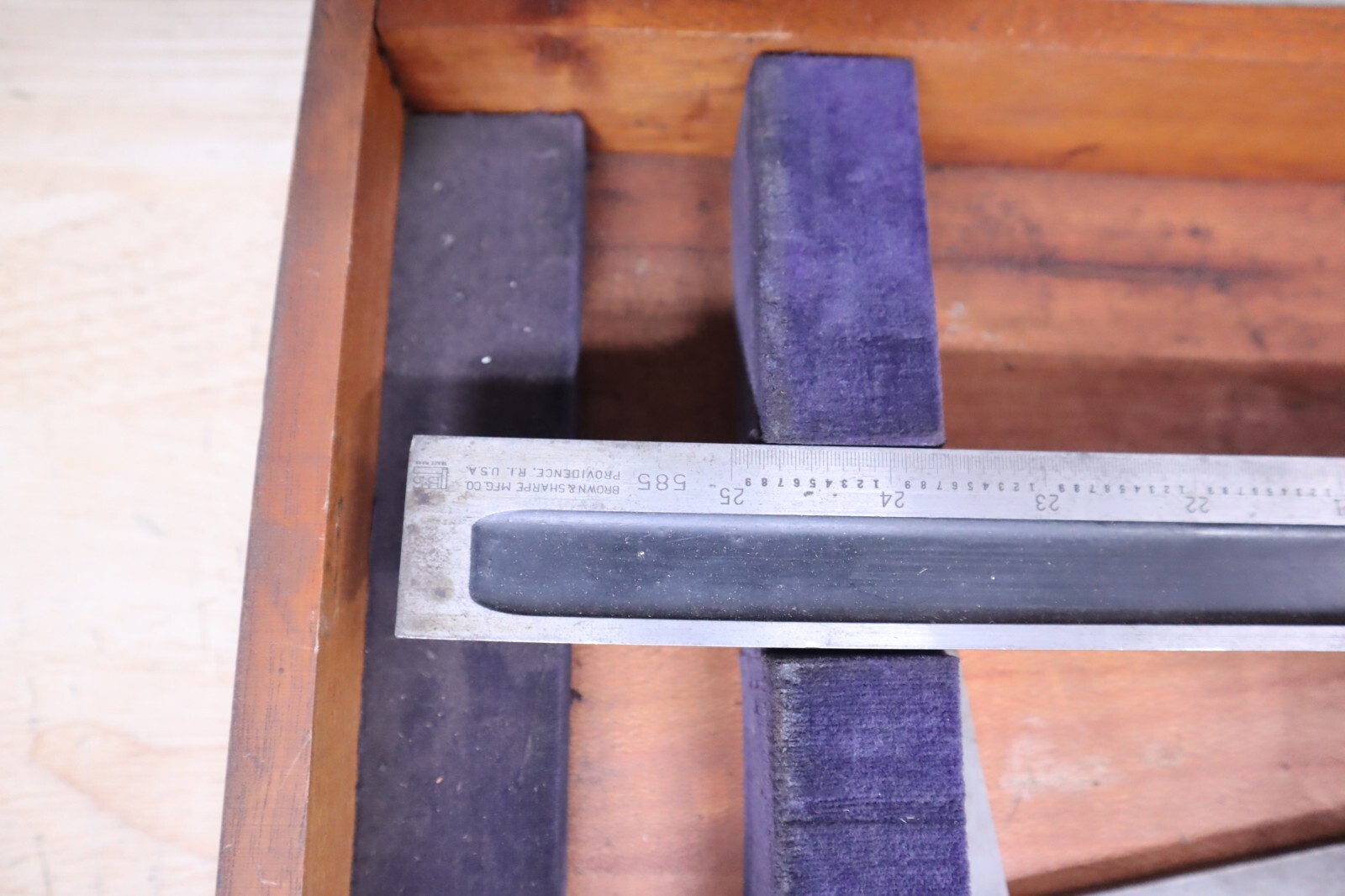 Nice Used Vintage Brown & Sharpe 585 Height Gage W/ Wooden Case 0-11″ Tools Weld