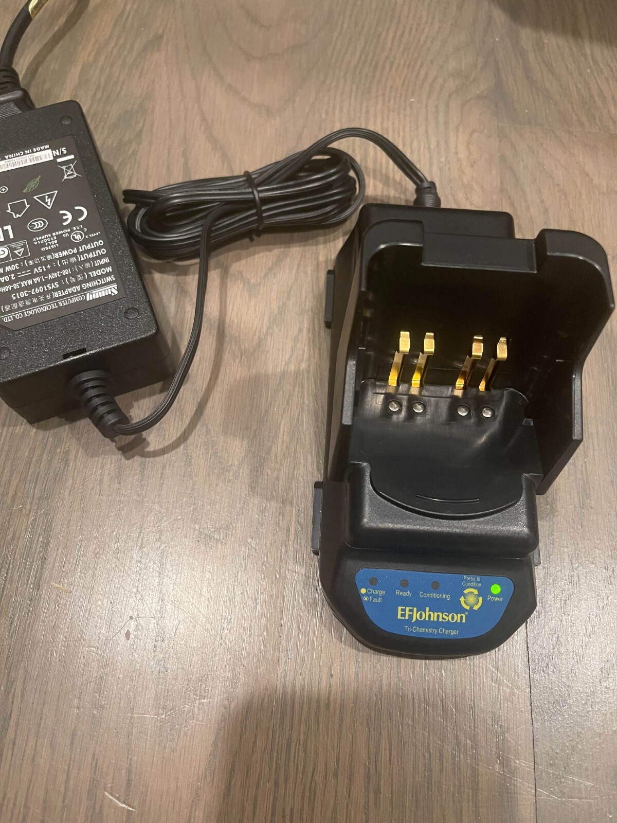 EF JOHNSON DESKTOP CHARGER Part # 250-5100-315 Charges Motorola XTS5000 XTS2500