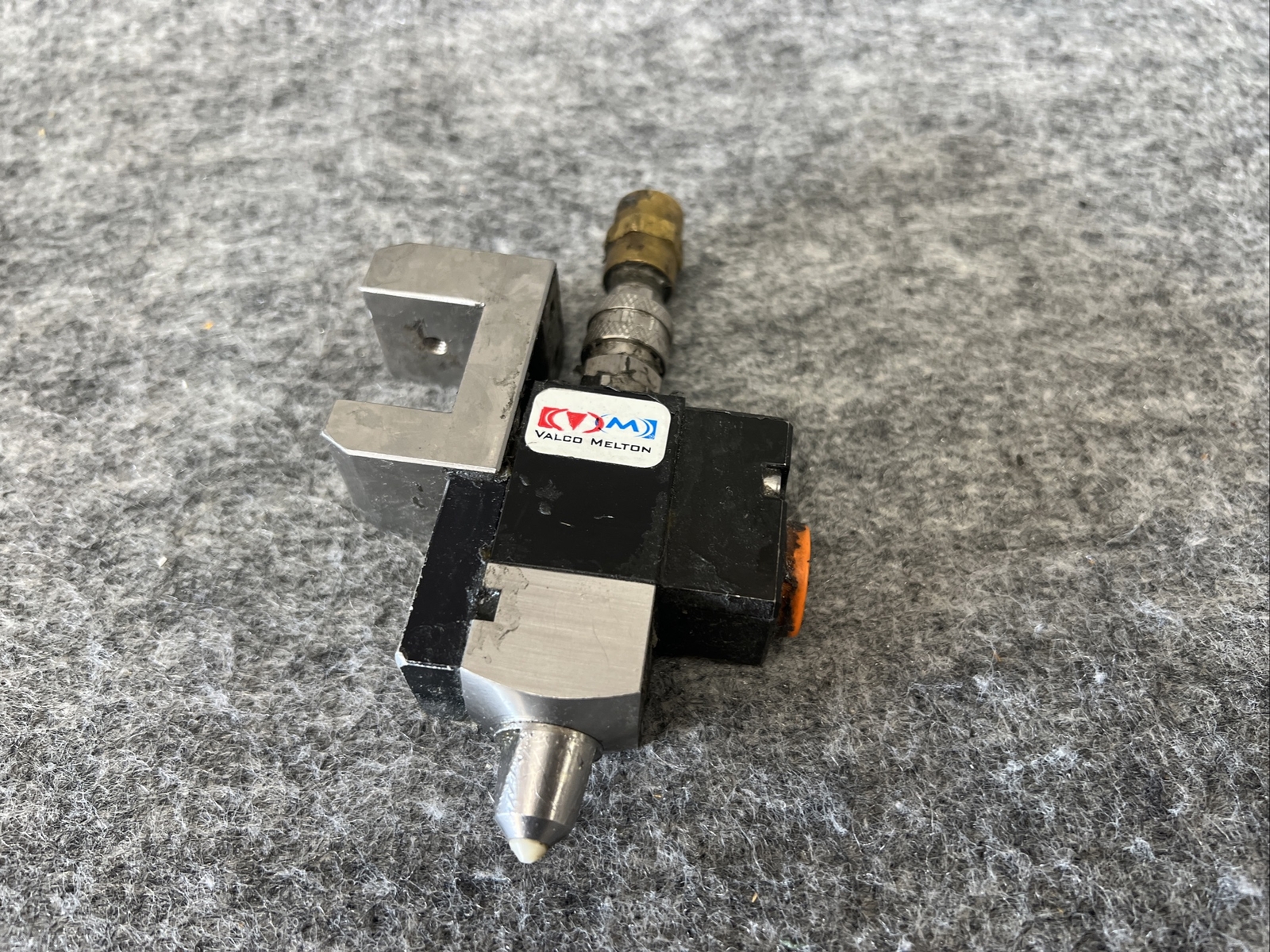 VALCO MELTON Hot melt adhesive applicator nozzle module Used