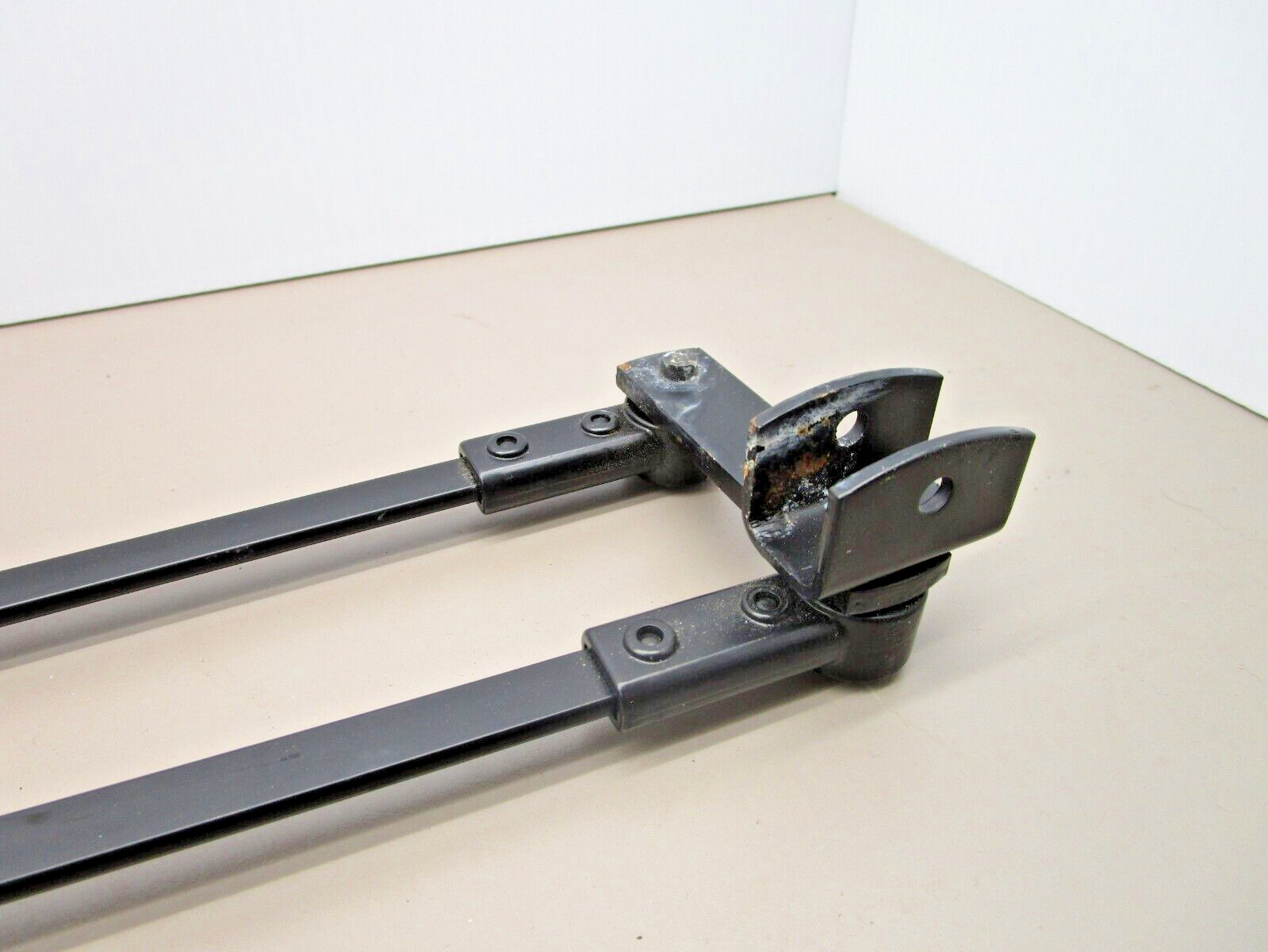 Bosch 3-398-100-098 Pantograph Wiper Arm 28″ Dual Leg Straight 7/16″ Mount 730mm