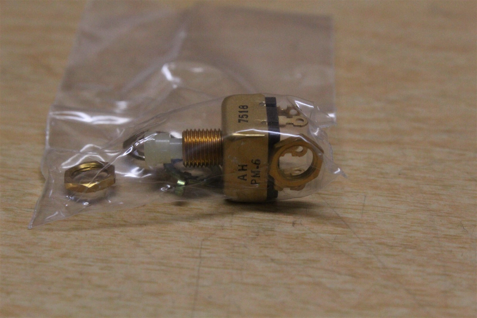 NEW Arrow Hart Mini Button Switch PM-6 7518 *FREE SHIPPING*
