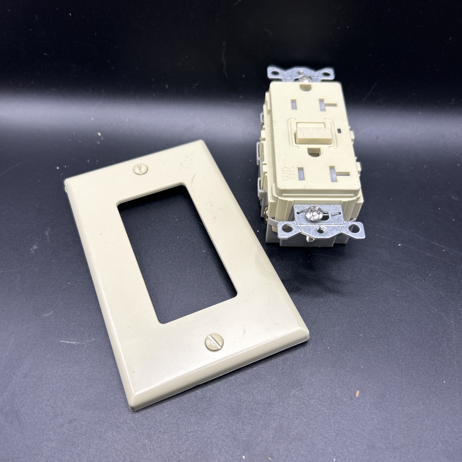 Hubbell WR 20A 125V DEAD FRONT GFCI Issue No 0165794 With Plate New 1C