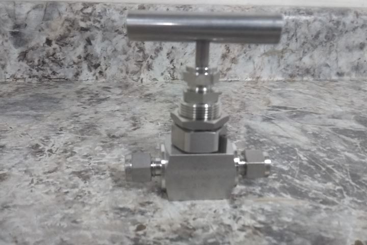 Ham-Let H-99S-00-SS-L-R-1/4 1/4 In Pipe Size Plumbing Needle Valve
