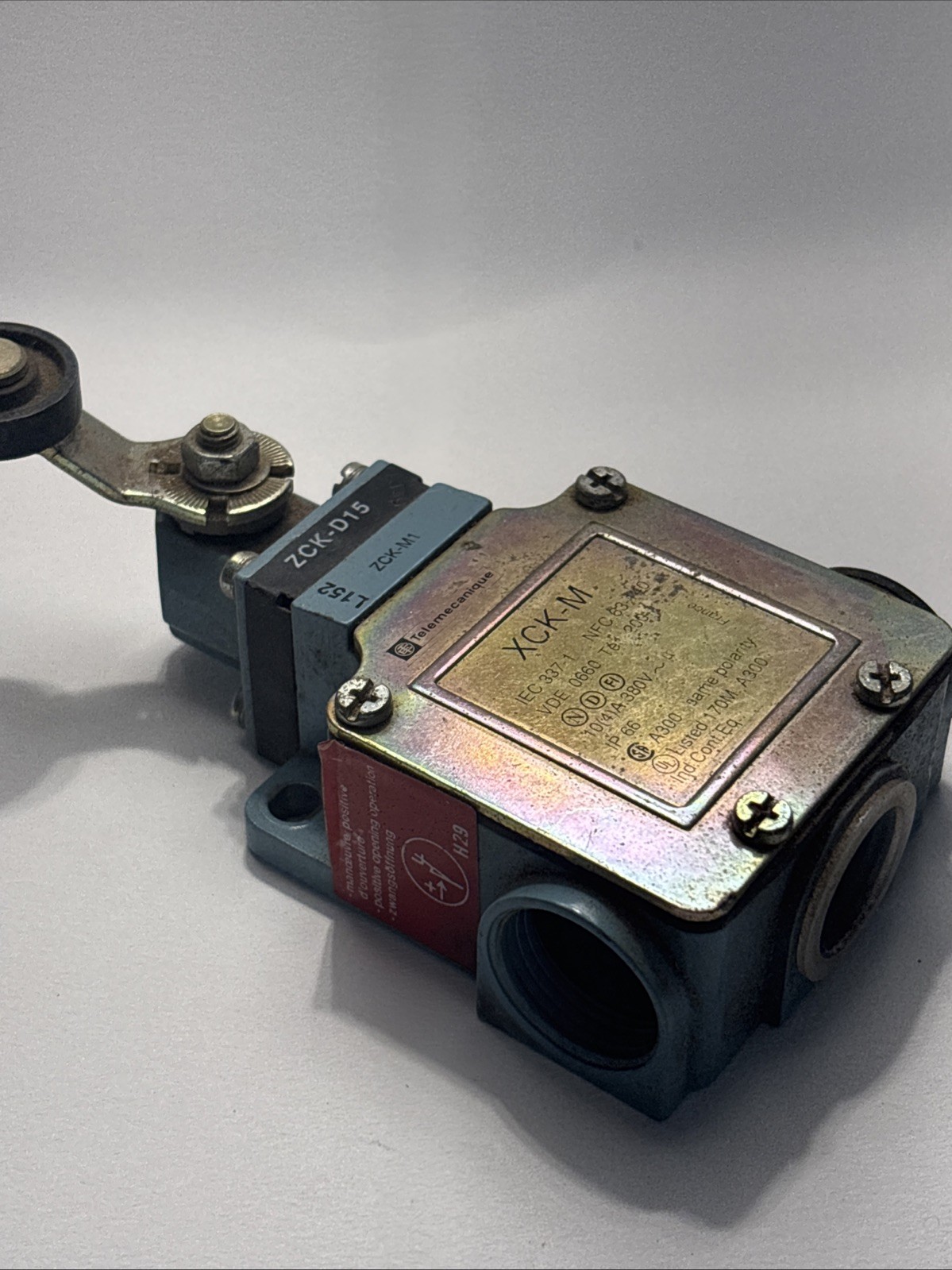 TELEMECANIQUE XCK-M1 380V With ZCK-D15 Roller