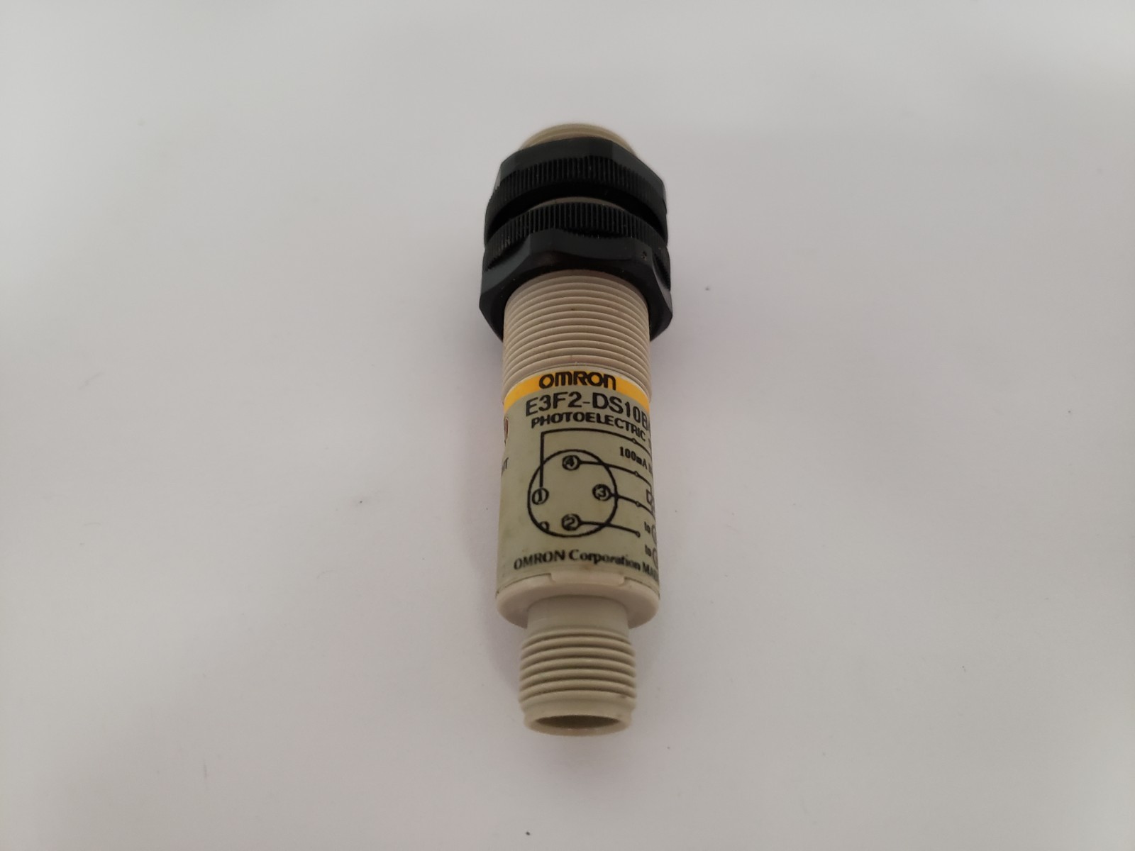 OMRON E3F2-DS10B4-P1 PHOTOELECTIC SENSOR PNP 10-30 VDC 4 PIN