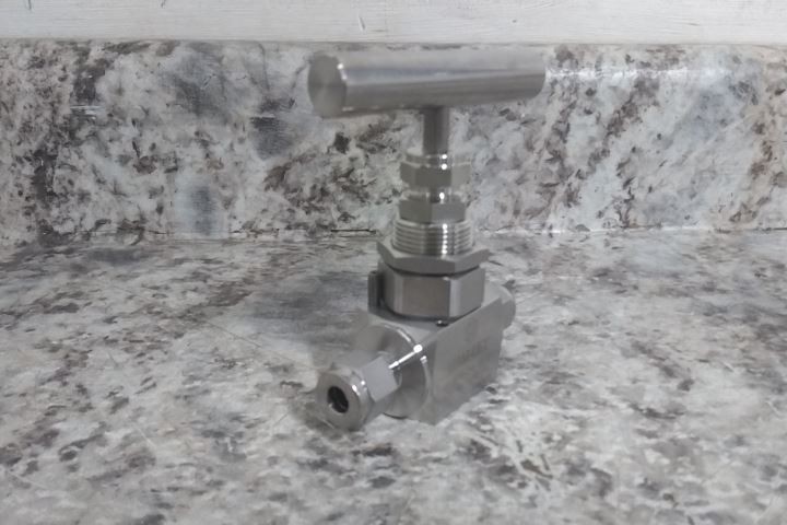 Ham-Let H-99S-00-SS-L-R-1/4 1/4 In Pipe Size Plumbing Needle Valve