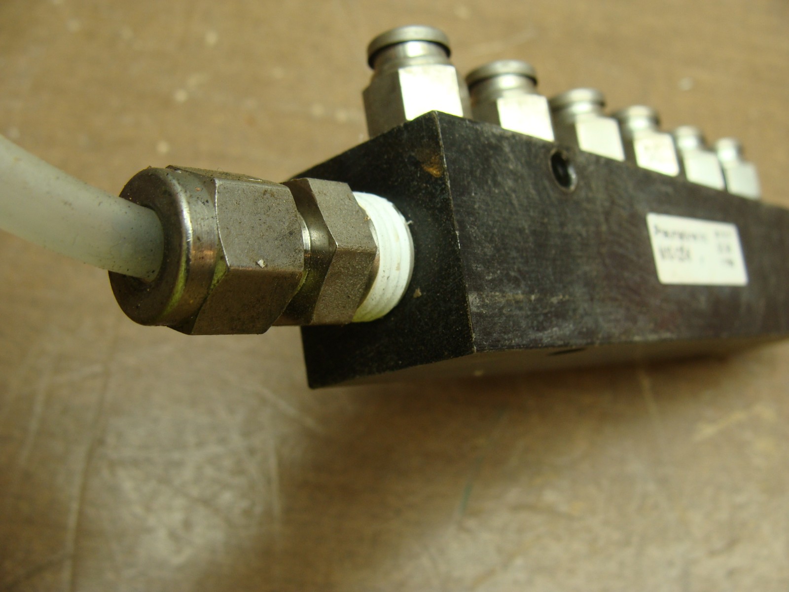 LOT OF 3 PNEUMADYNE PNEUMATIC MANIFOLDS M10-125-6 1/4″ IN / 1/8″ OUT FNPT