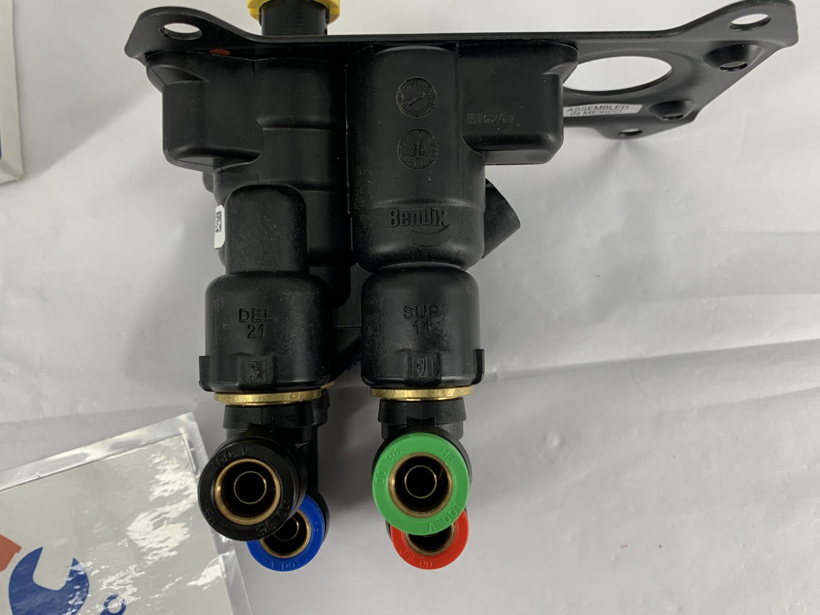 Bendix 801315 PP-DC Push/Pull Dash Control Air Brake Valve 3/8″ Push-To-Connect