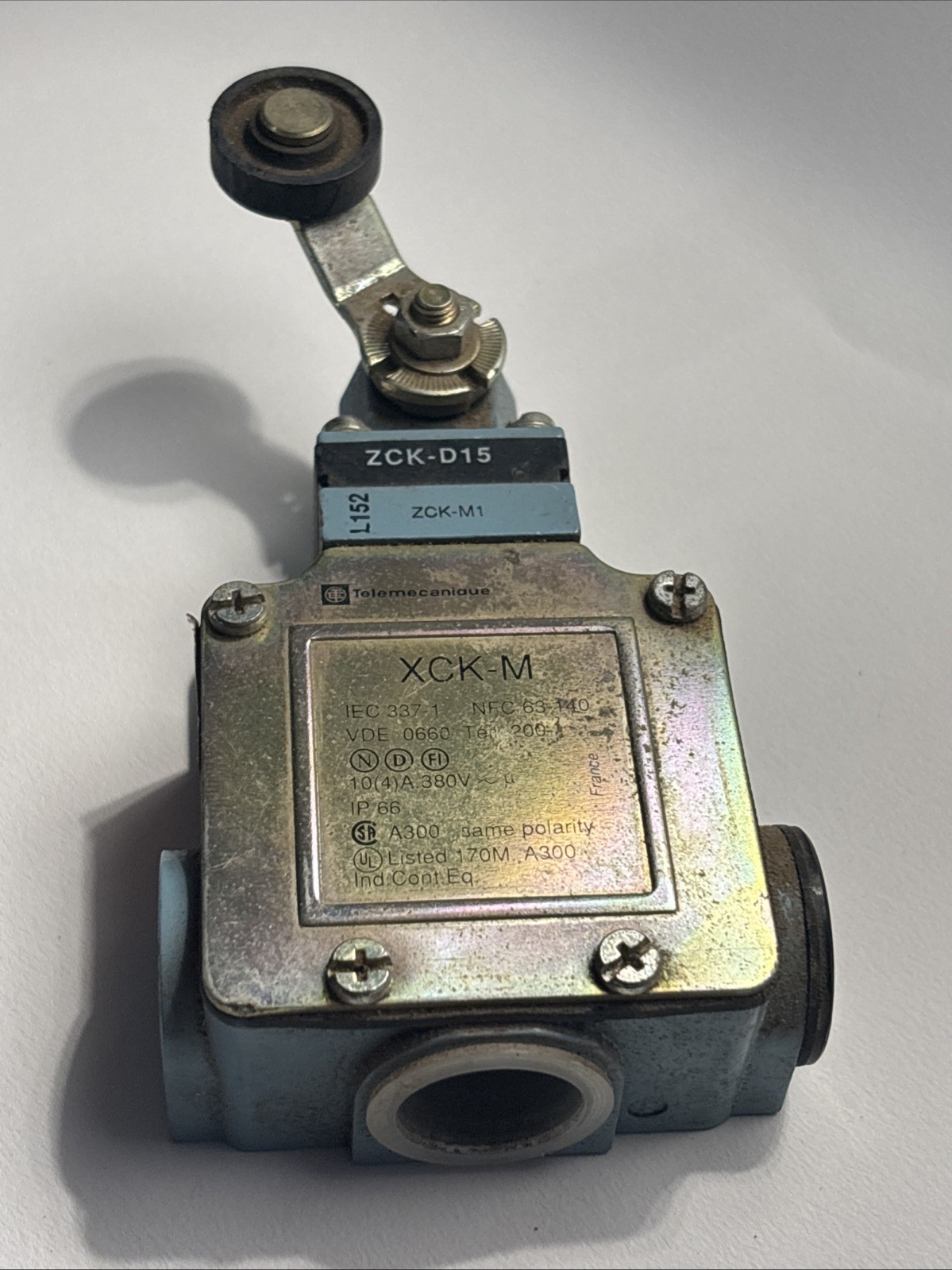 TELEMECANIQUE XCK-M1 380V With ZCK-D15 Roller
