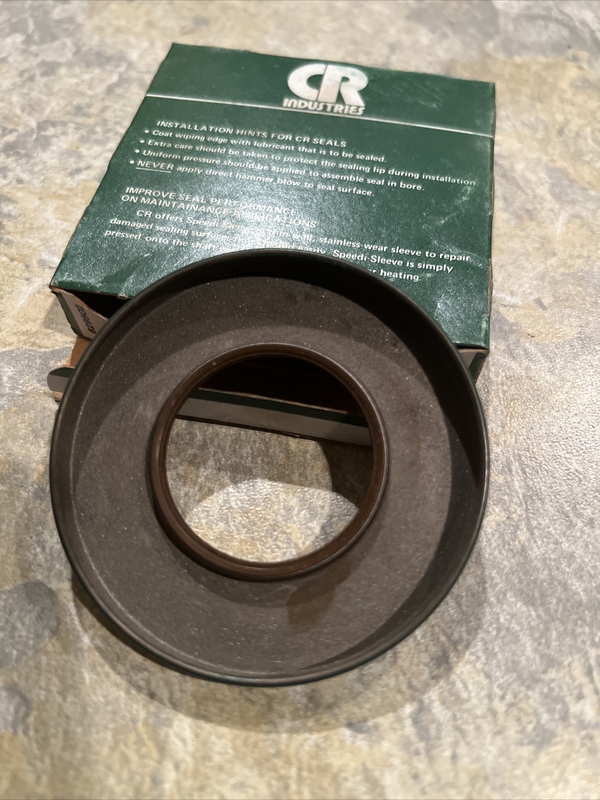 OIL SEAL CR 13976 CRW1 V (35X68X8) CHICAGO RAWHIDE , Free Shipping !