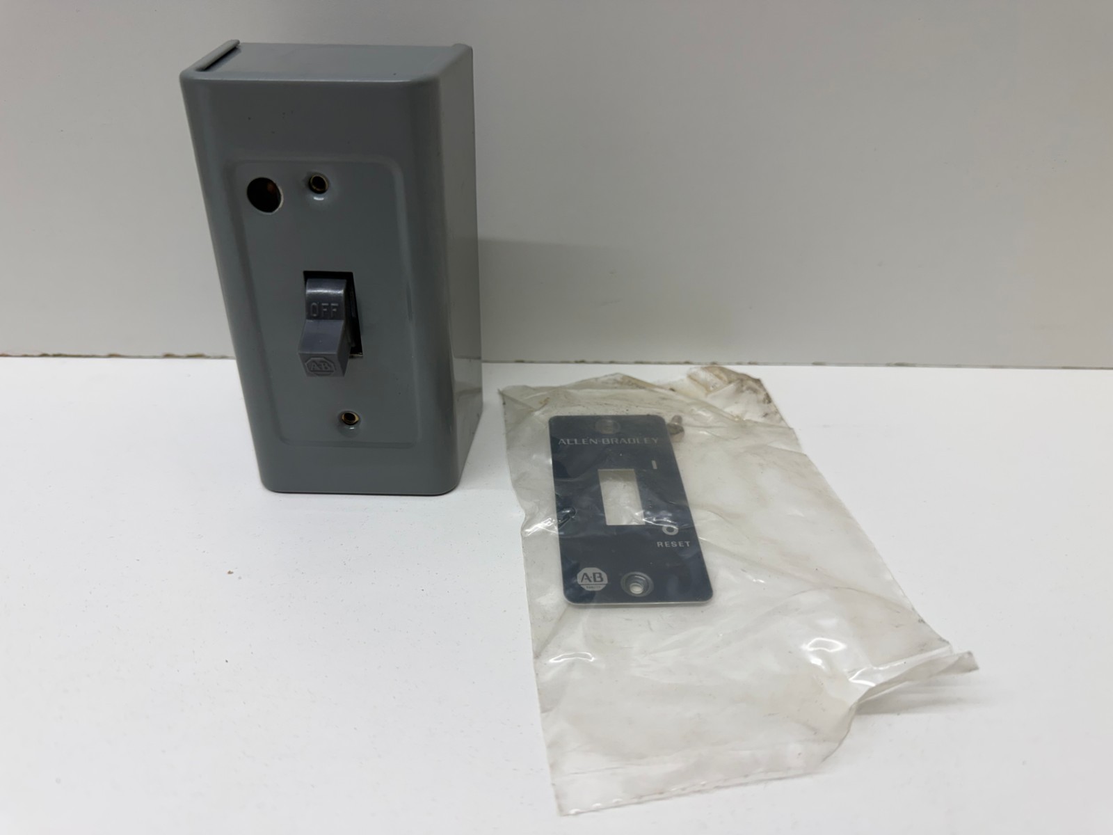 NEW OLD STOCK! ALLEN-BRADLEY 277V SER.B MANUAL MOTOR STARTER 600-TAX5
