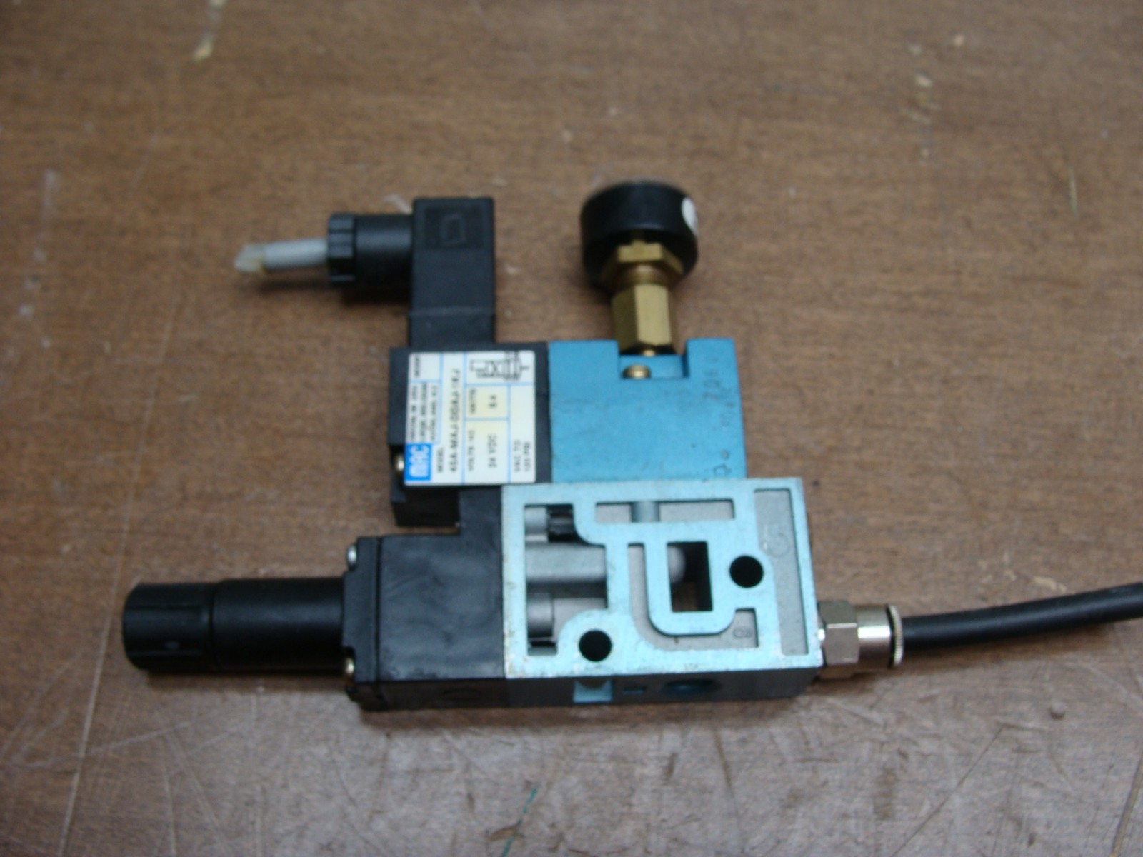 MAC SOLENOID VALVE 45A-MAJ-DDAJ-1KJ 24VDC 5.4W VAC TO 120PSI W/PNEUMADYNE GAUGE
