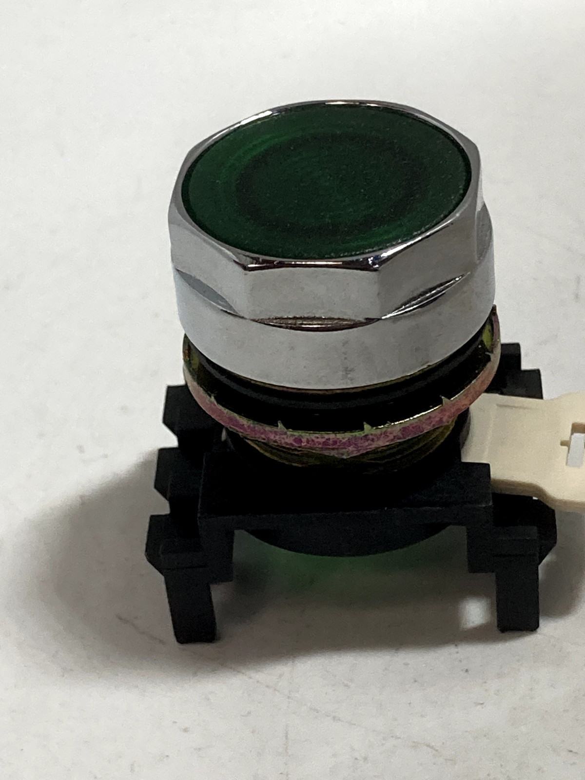 CUTLER HAMMER EM22N3 PUSHBUTTON OPERATOR FLUSH GREEN ILLUMINATED NNB
