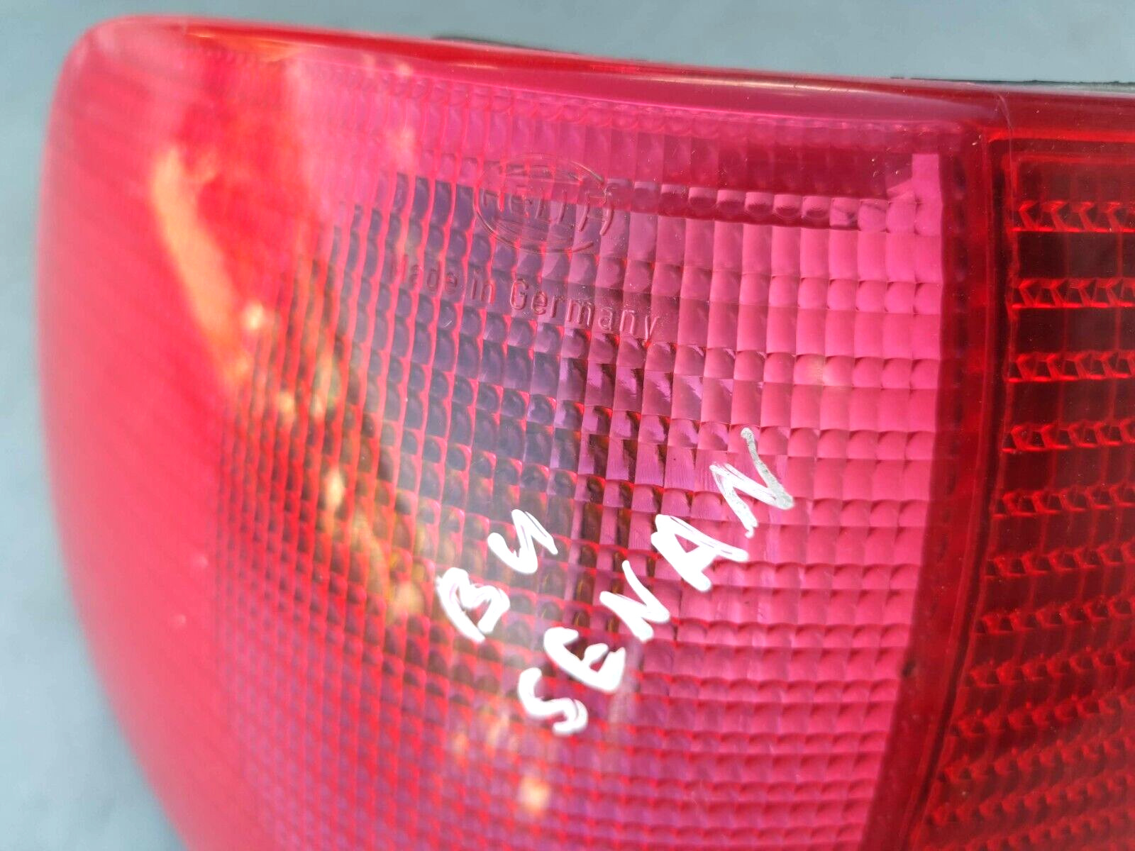 AUDI 80 B4 SALOON REAR LEFT SIDE BODY BRAKE LIGHT LAMP ASSEMBLY HELLA 8A0945095E