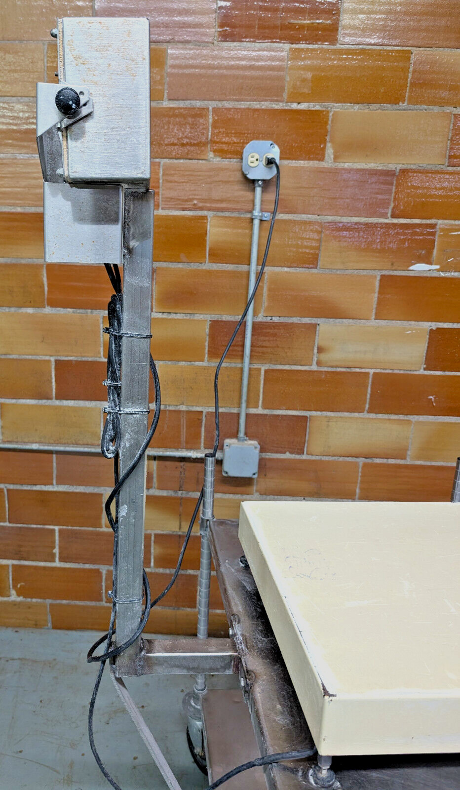 Avery Weigh-Tronix Model 3275 Checkweigher w/ BS Diamond Series Bench Scale Base