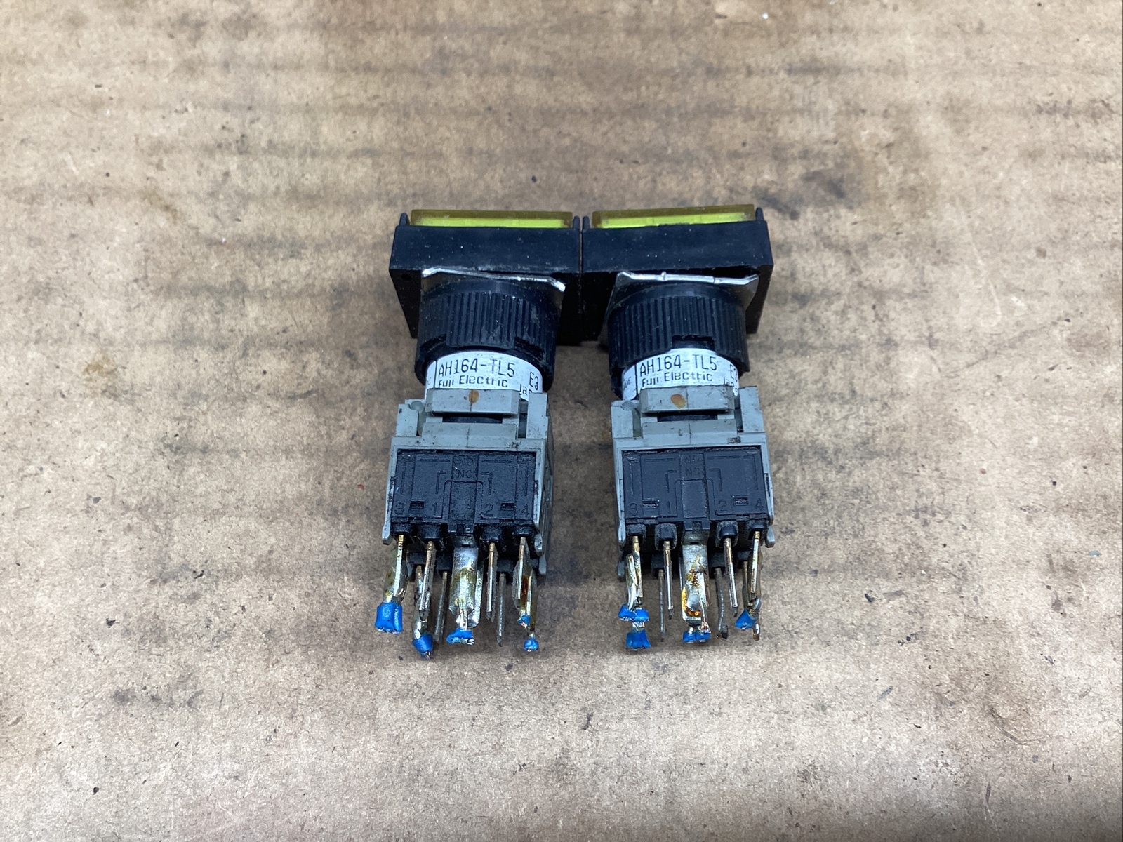 LOT OF 2 YELLOW FUJI ELECTRIC AH164-TL5 LED LAMP SWITCH #811M43
