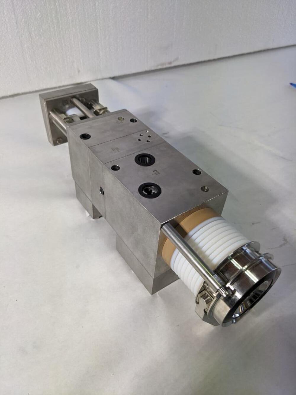 KHS PNEUMATIC CYLINDER 65175533S001 W/ APACHE 3800 CASE 8.39 X 5.6 X 3.25″ R35