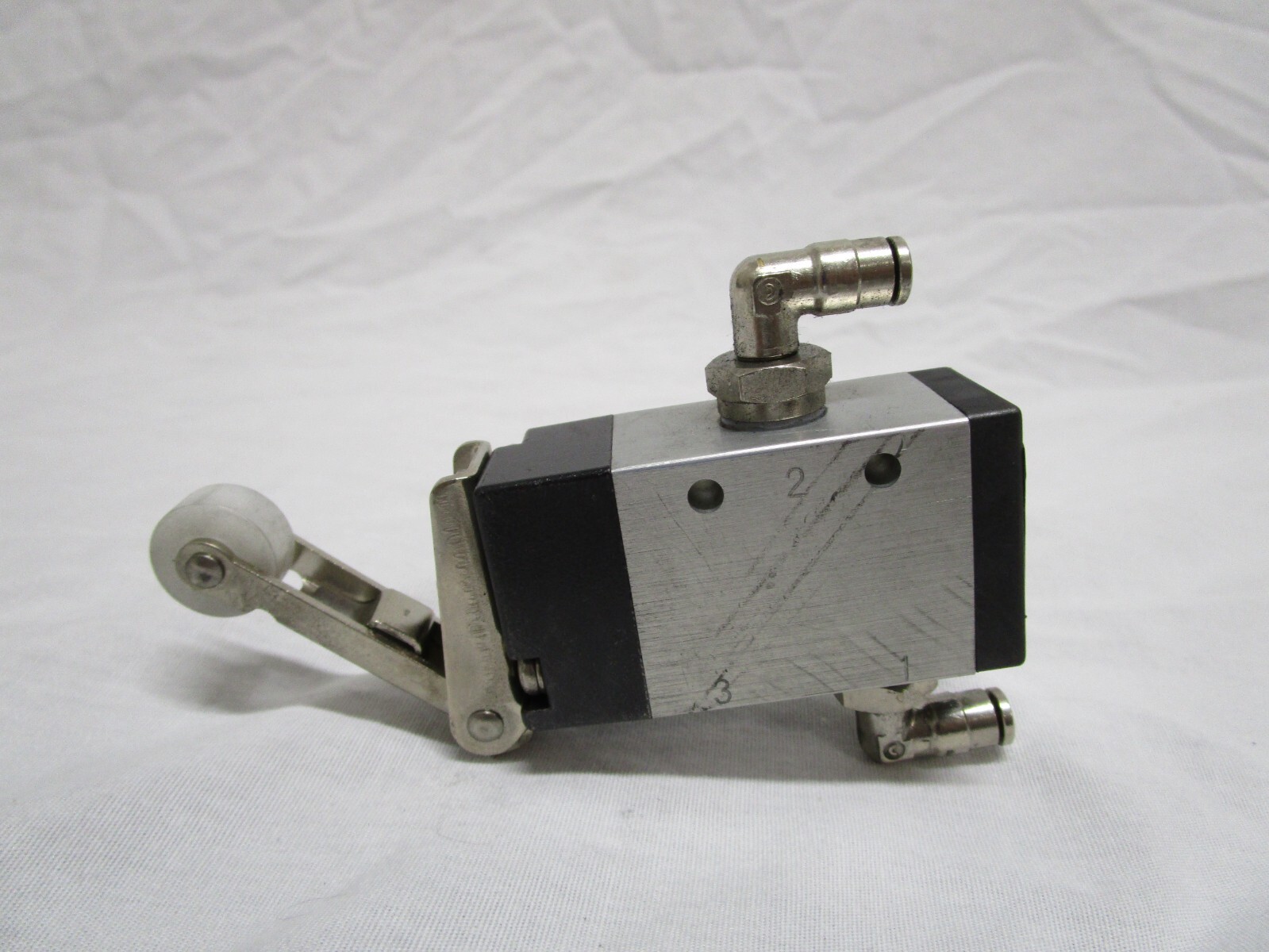 NEW INGERSOLL RAND ARO M252RS 1/4″ INLET 3-WAY 2-POSITION ROLLER LEVER ACTUATOR