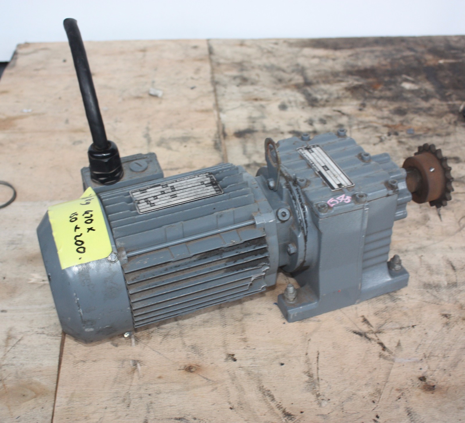 SEW Eurodrive R27 DT80K4 gear electric motor 0.55KW ratio 22.32:1