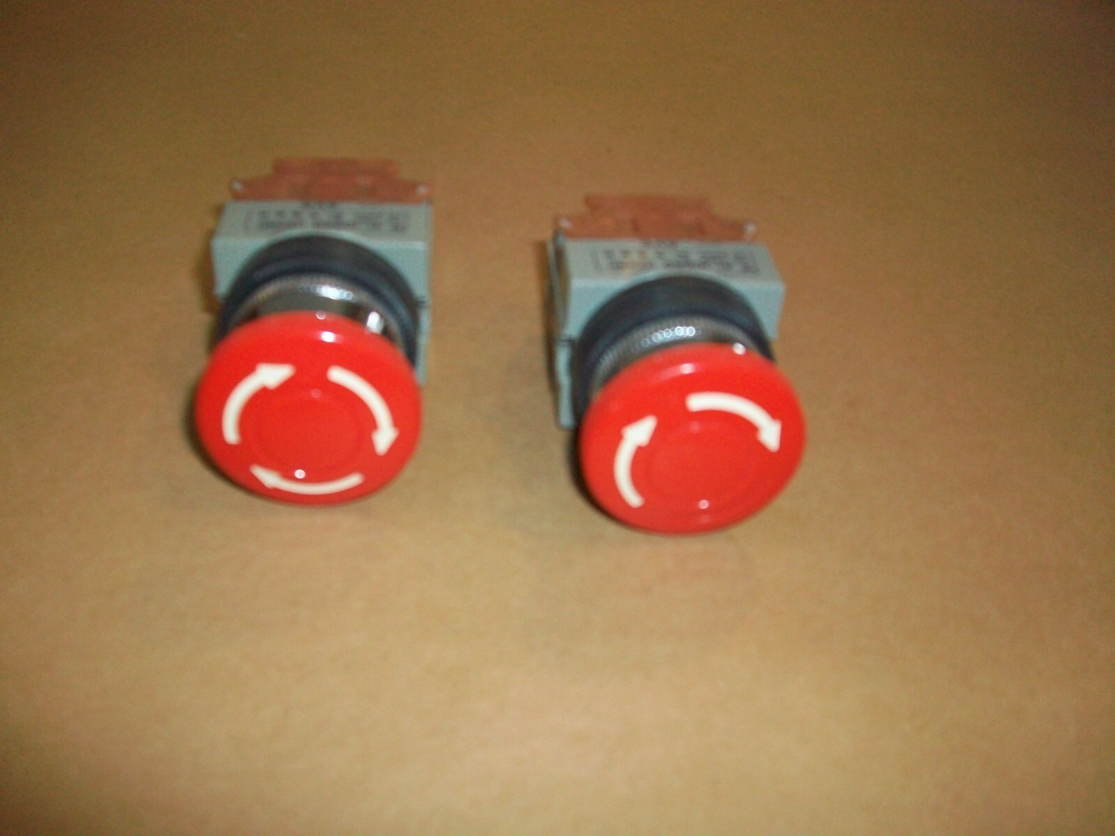 2pc IZUMI E-Stop Push Button 41-10650 USED