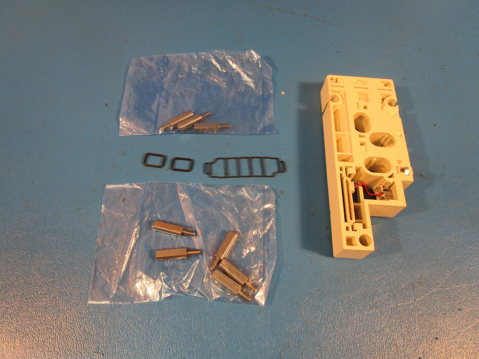 SMC SY50M-2-1SA-N3, Manifold Block Assembly for a SY5000 5 Port Solenoid Valves