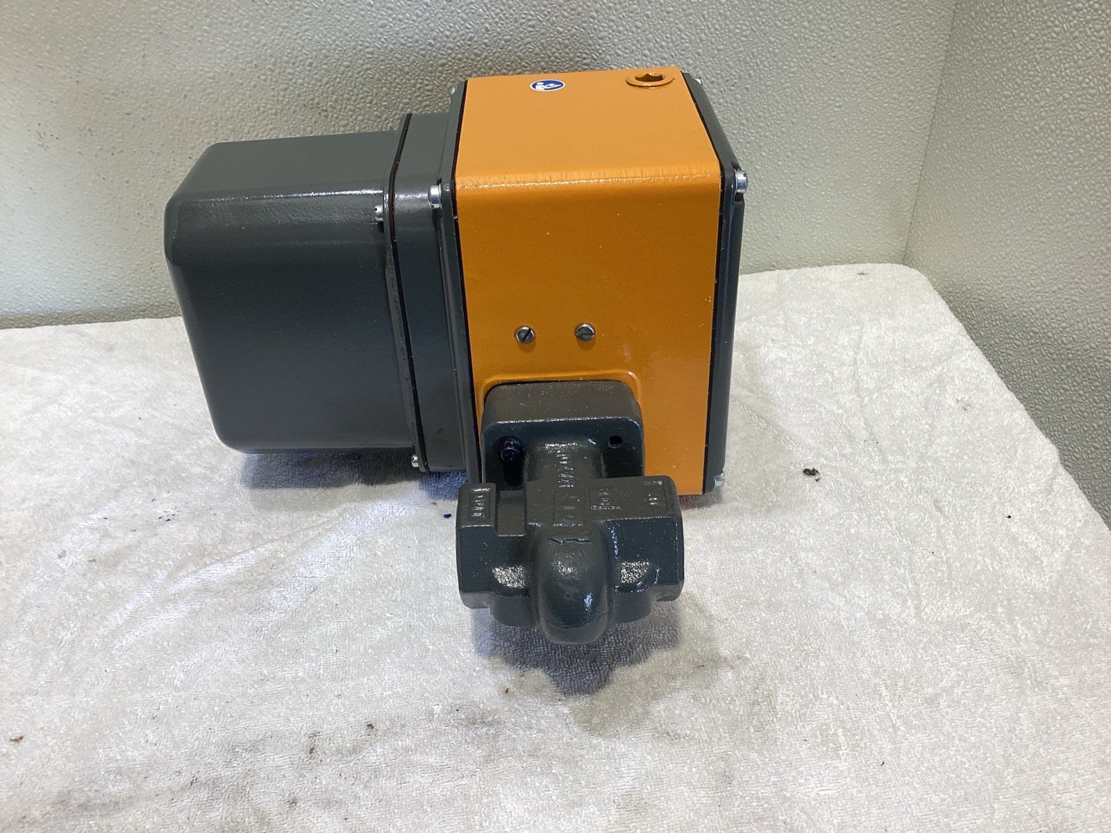 Maxon 100SMA11-AA11-BB21A0 Normally Closed Valve