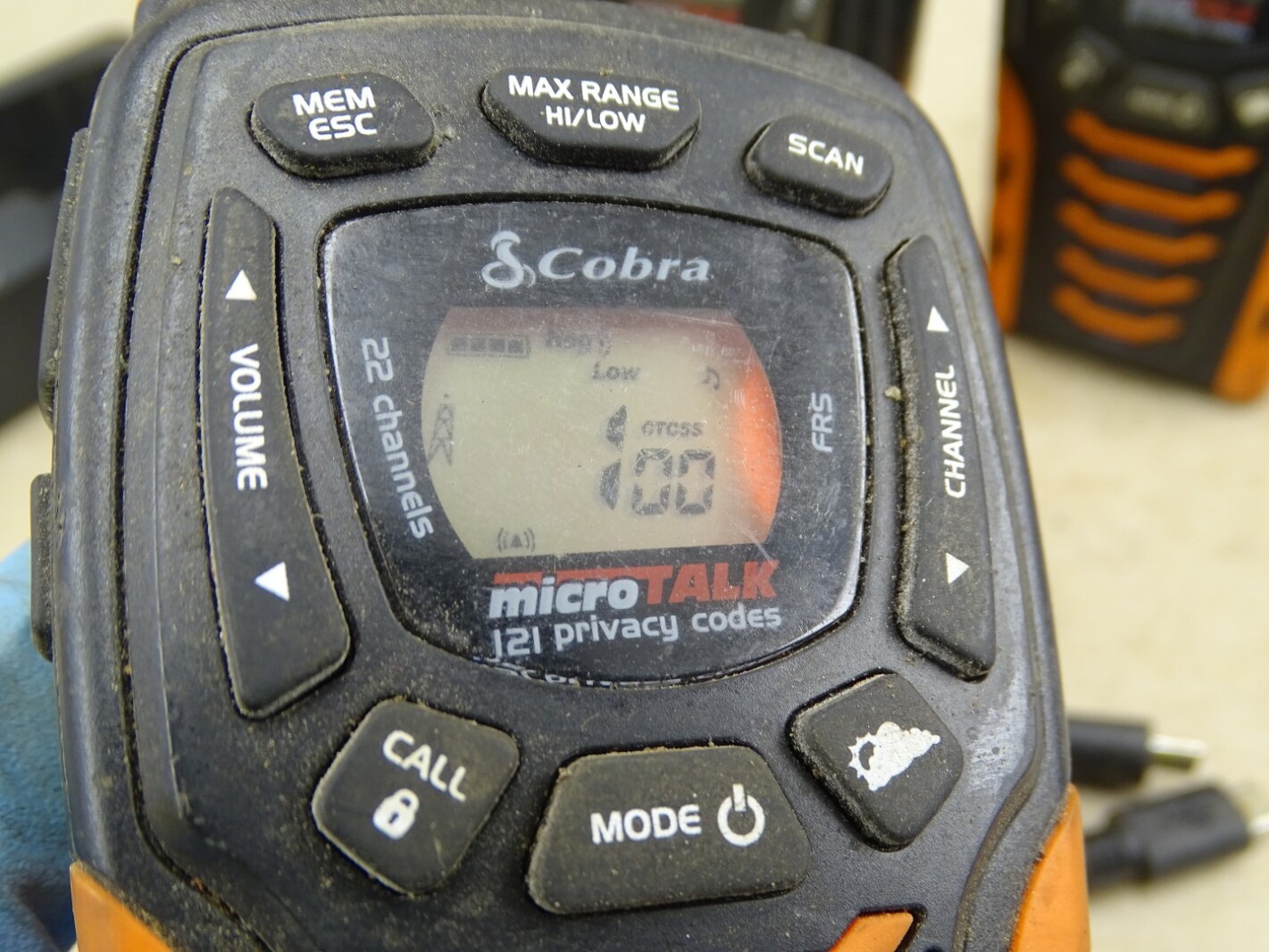 Cobra 3 MicroTalk 2-Way Radios & 2 Dual Charging Docks 22 Channels, ACXT645HD
