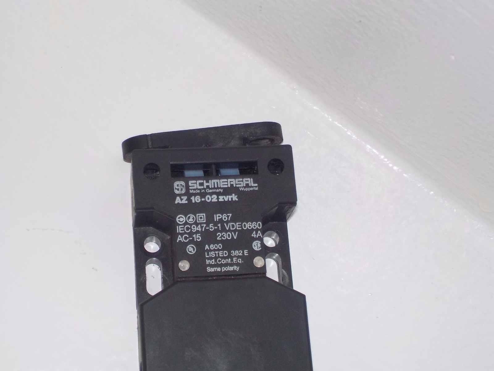 SCHMERSAL AZ 16-02ZVRK USED SAFETY INTERLOCK SWITCH AZ1602ZVRK