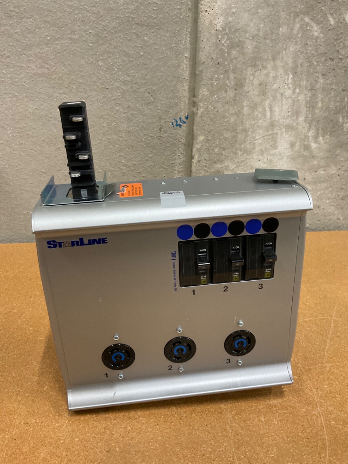 STARLINE CBM225HE54-(3)L630-4-G01 Busway Tap Box 30A 208V 3 Breaker 3 Receptacle