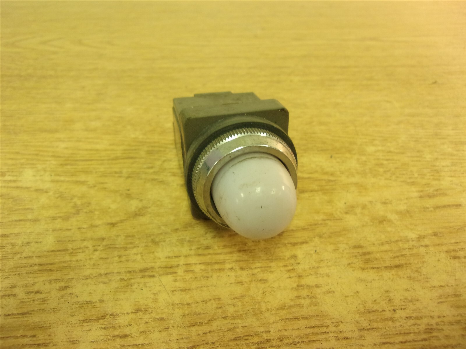 Izumi 200/220V Pilot Light Switch White *FREE SHIPPING*