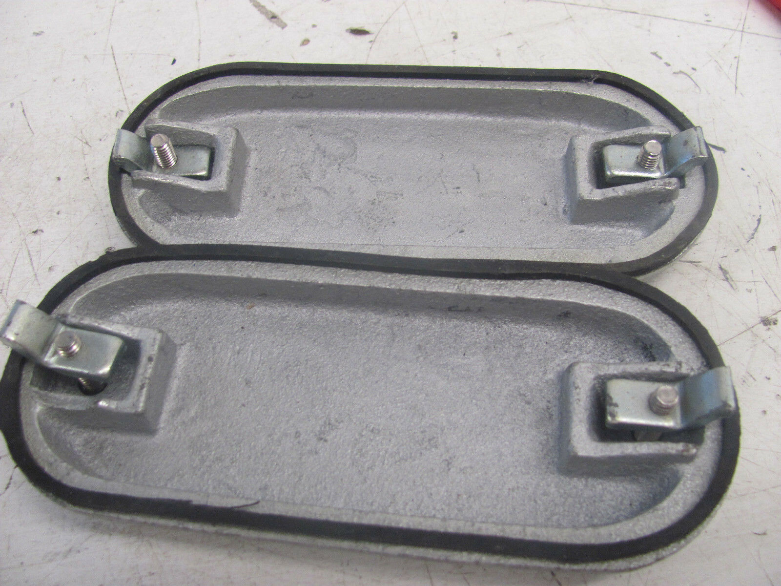 LOT OF 2 T&B 570G CONDUIT COVER 1-1/2″