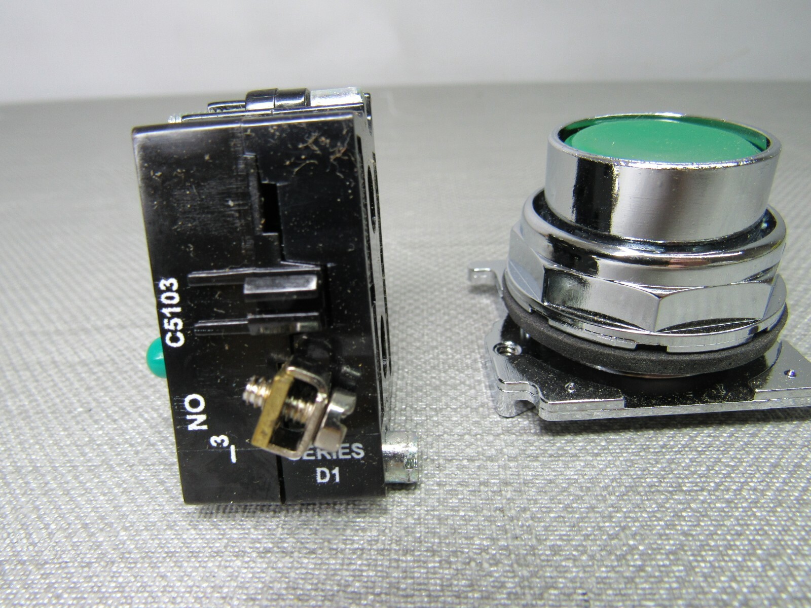 Eaton 10250T103 Ser. A1 Green Pushbutton & 10250T53 Ser.D1 Contact Block