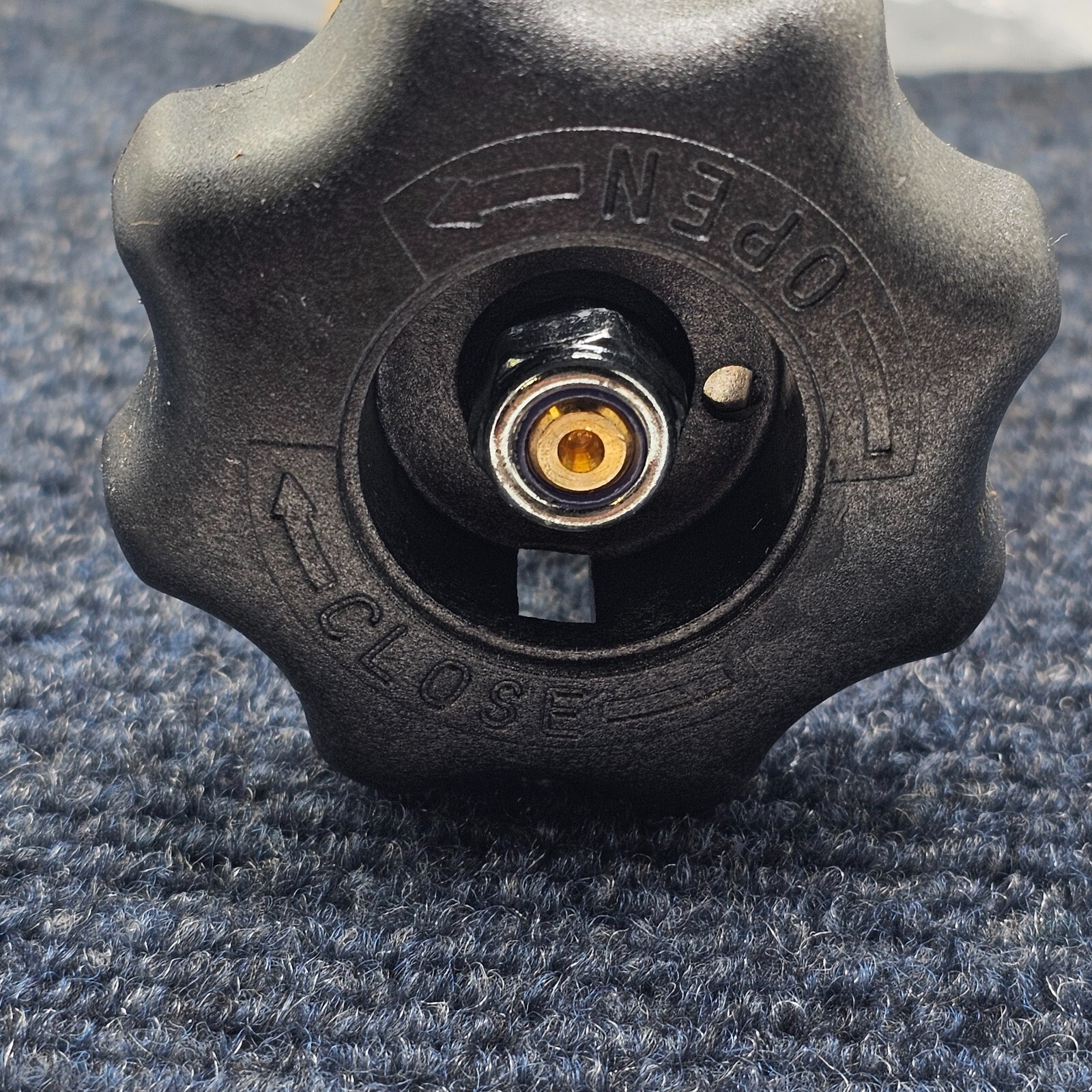 CAVAGNA CGA320R: ISO V-9, Y23-35 1.125″ 12 UNF Brass Cylinder Valve 3000PSI