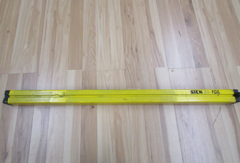 Sick 30-FGS Safety Light Curtain 30FGS Cracked