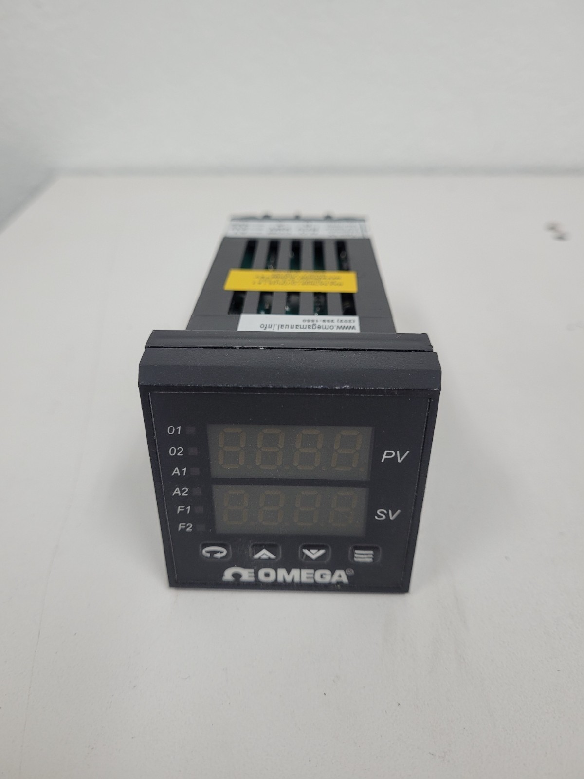 OMEGA ENGINEERING Temperature Controller CN8202-R1-R2-C2
