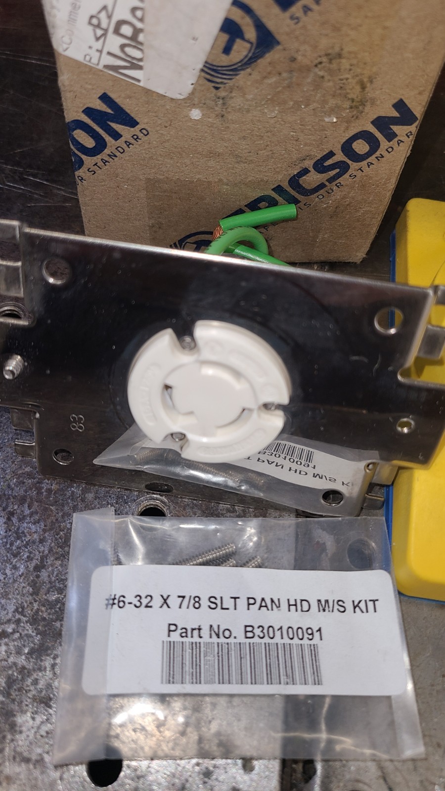 ERICSON 2715FS20 WATERPROOF RECEPTACLE W/ COVER(B225) New Old Stock