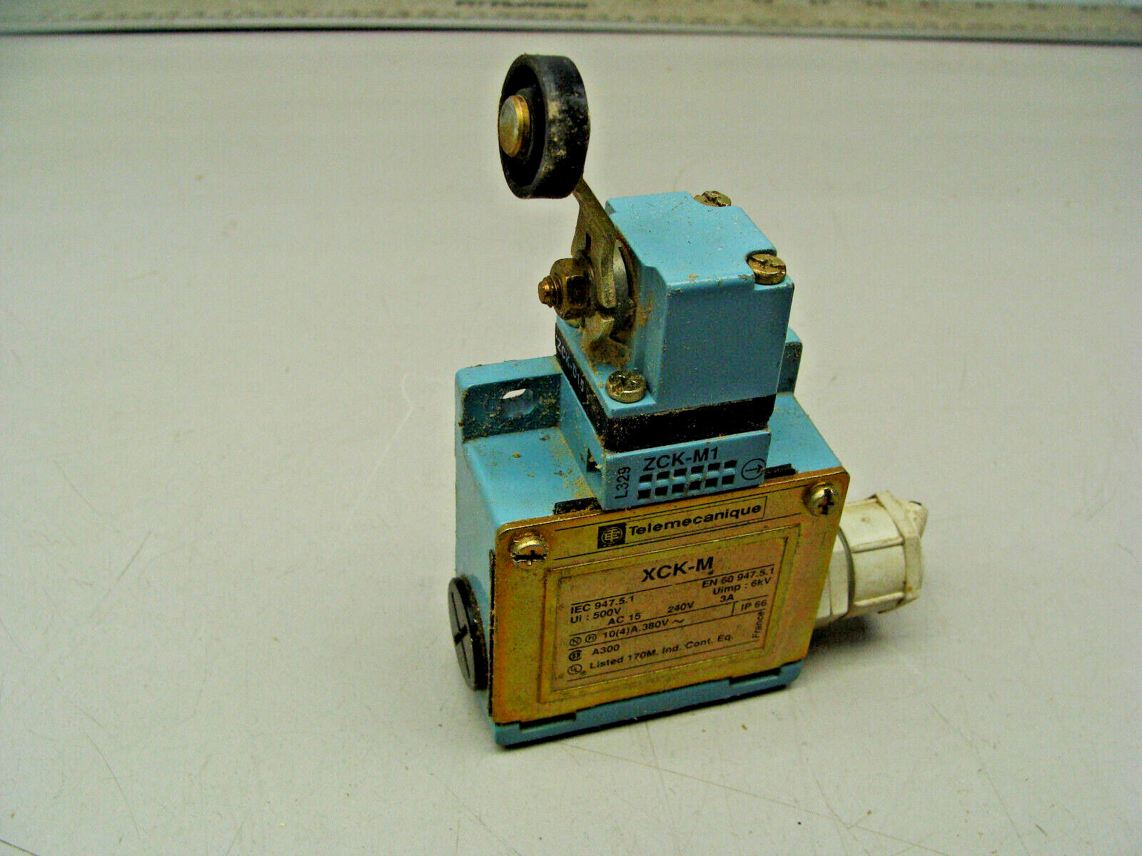 TELEMECANIQUE LIMIT SWITCH XCK-M / ZCK-M1 AC15 240V 3A