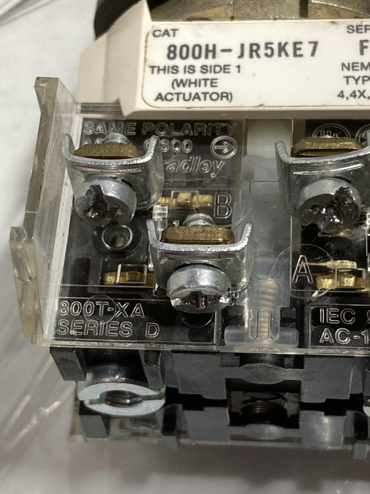 ALLEN BRADLEY 800H-JR5KE7B SELECTOR SWITCH 3 POS SP RET RIGHT 2NO/2NC SER F NIB