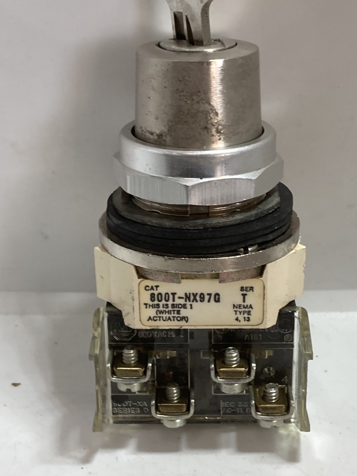ALLEN BRADLEY 800T-NX97GA SEL SWITCH 2-POS CYLINDER 1NO/1NC KEY REM FROM R SER T