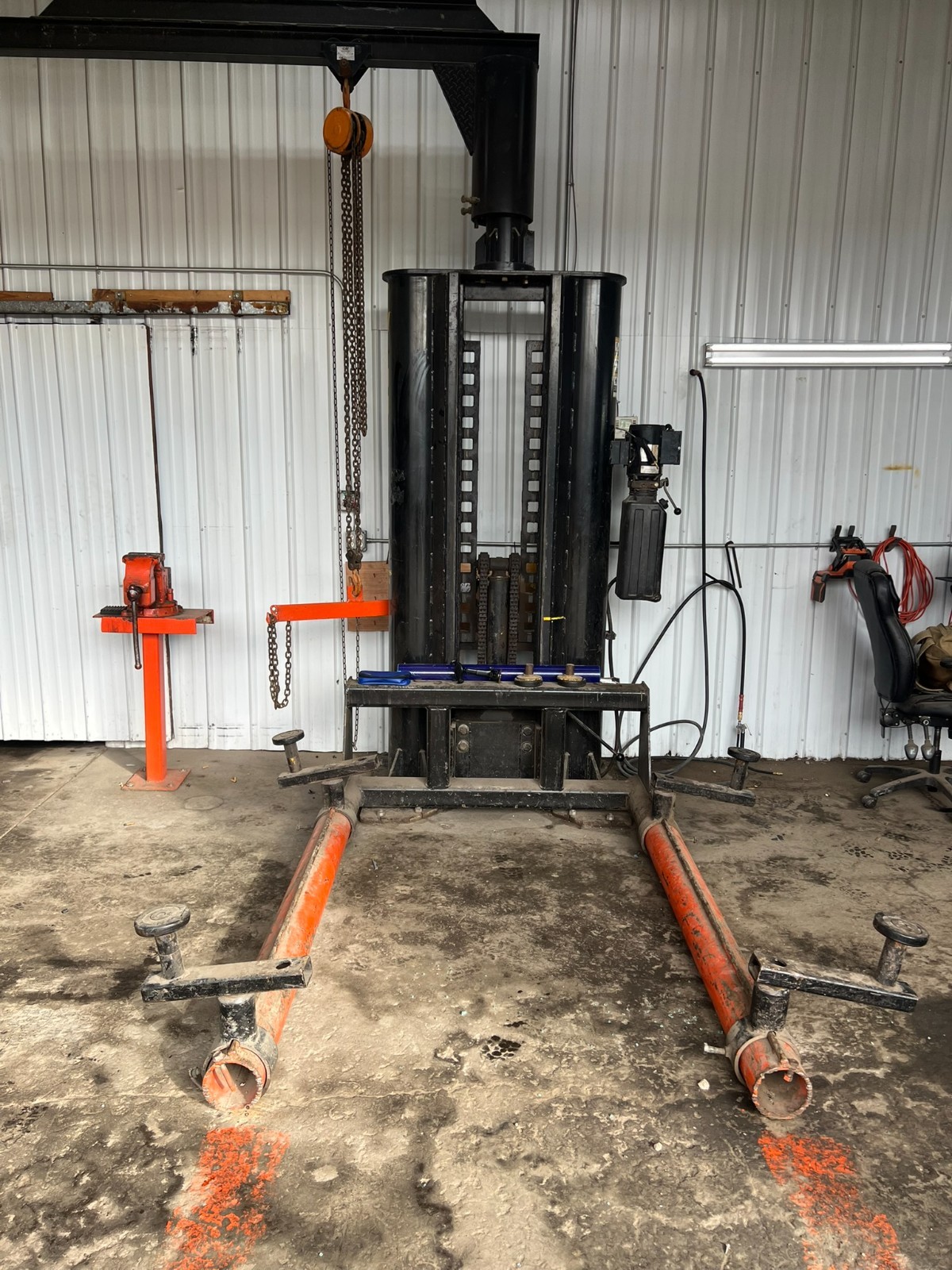 9000lb CAR/TRUCK HOIST TWINLIFT BY CHASSIS LINER W/OVERHEAD BOOM ENGINE LIFT