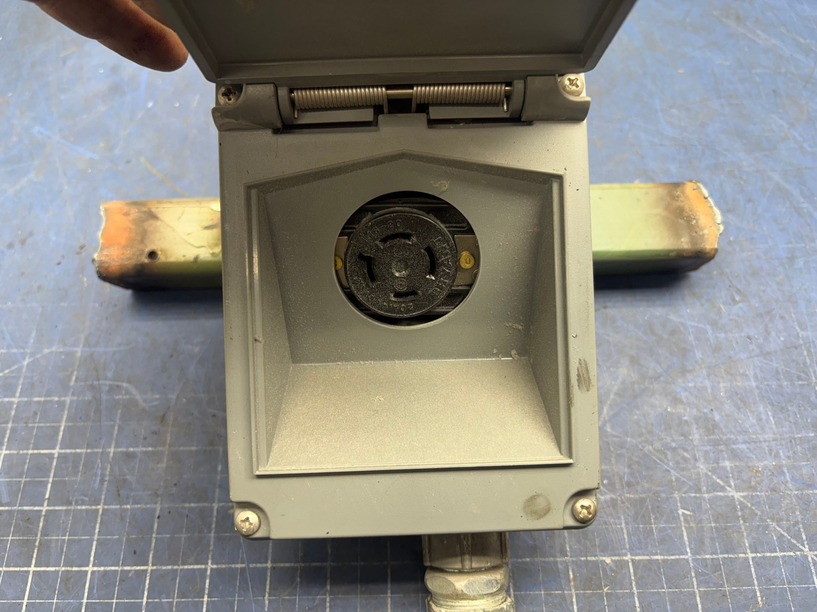 HUBBELL SWITCHED HUBBELLOCK ENCLOSURE TYPE 3R, 12K W/ L18-20 OUTLET