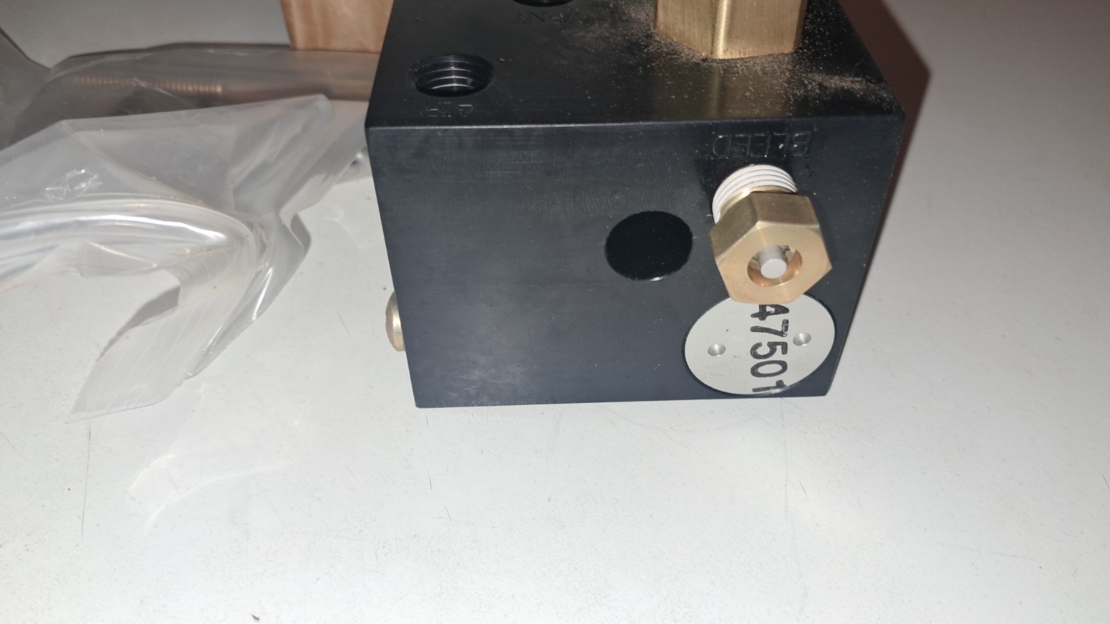 NEW EATON CARTER 47501 ADJ VALVE MANIFOLD (AVIATION?)