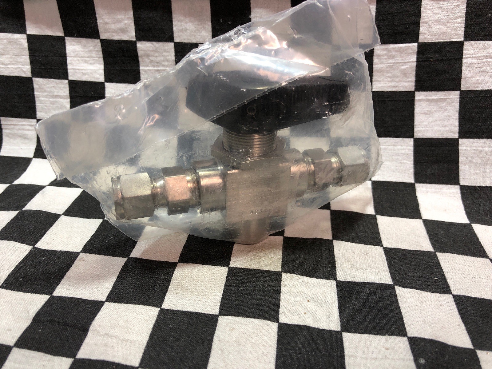 SWAGELOK SS-83XKS6, High Pressure 3-Way Ball Valve 3/8″ TUBE X 1/4″ FNPT #ZA2