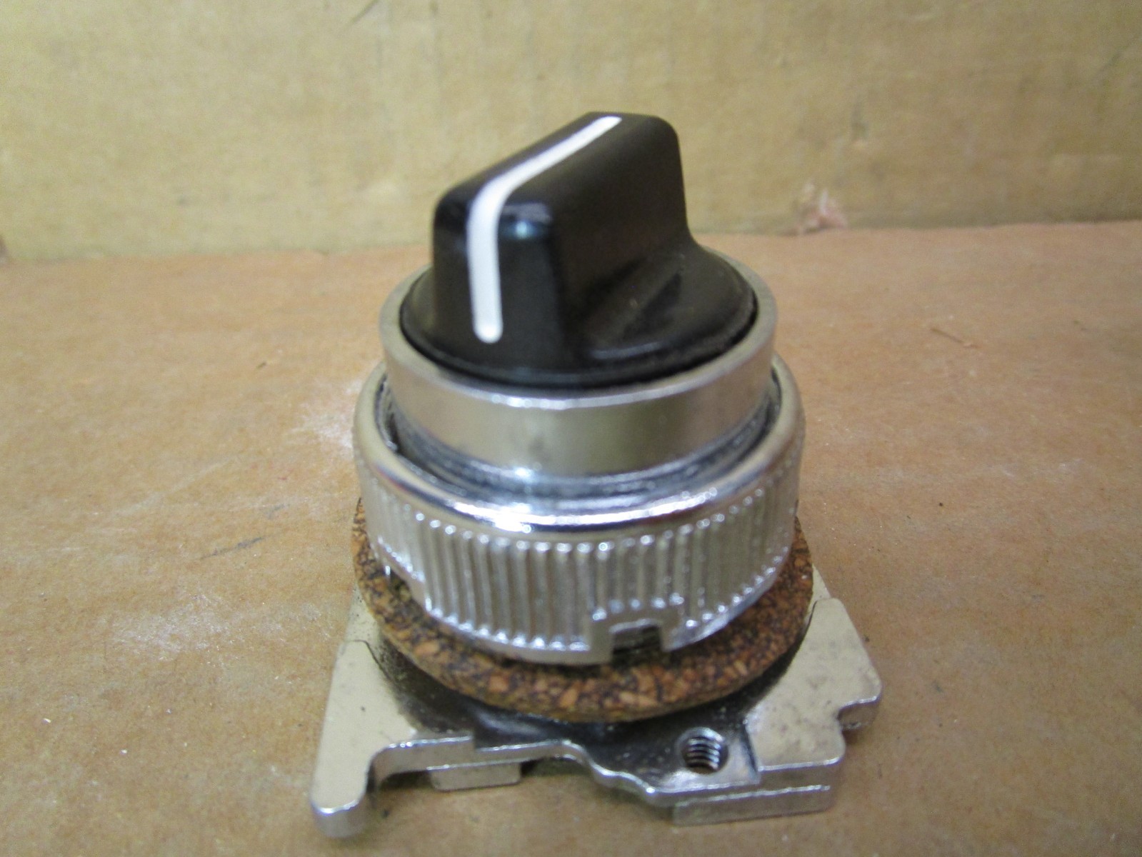 Cutler Hammer 10250T1411 2 Pos. Selector Switch 5-74 NEMA 4-13 51529LR